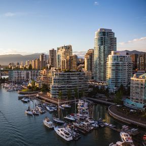 Luftaufnahme von Downtown Vancouver und der Burrard Bridge bei Sonnenuntergang