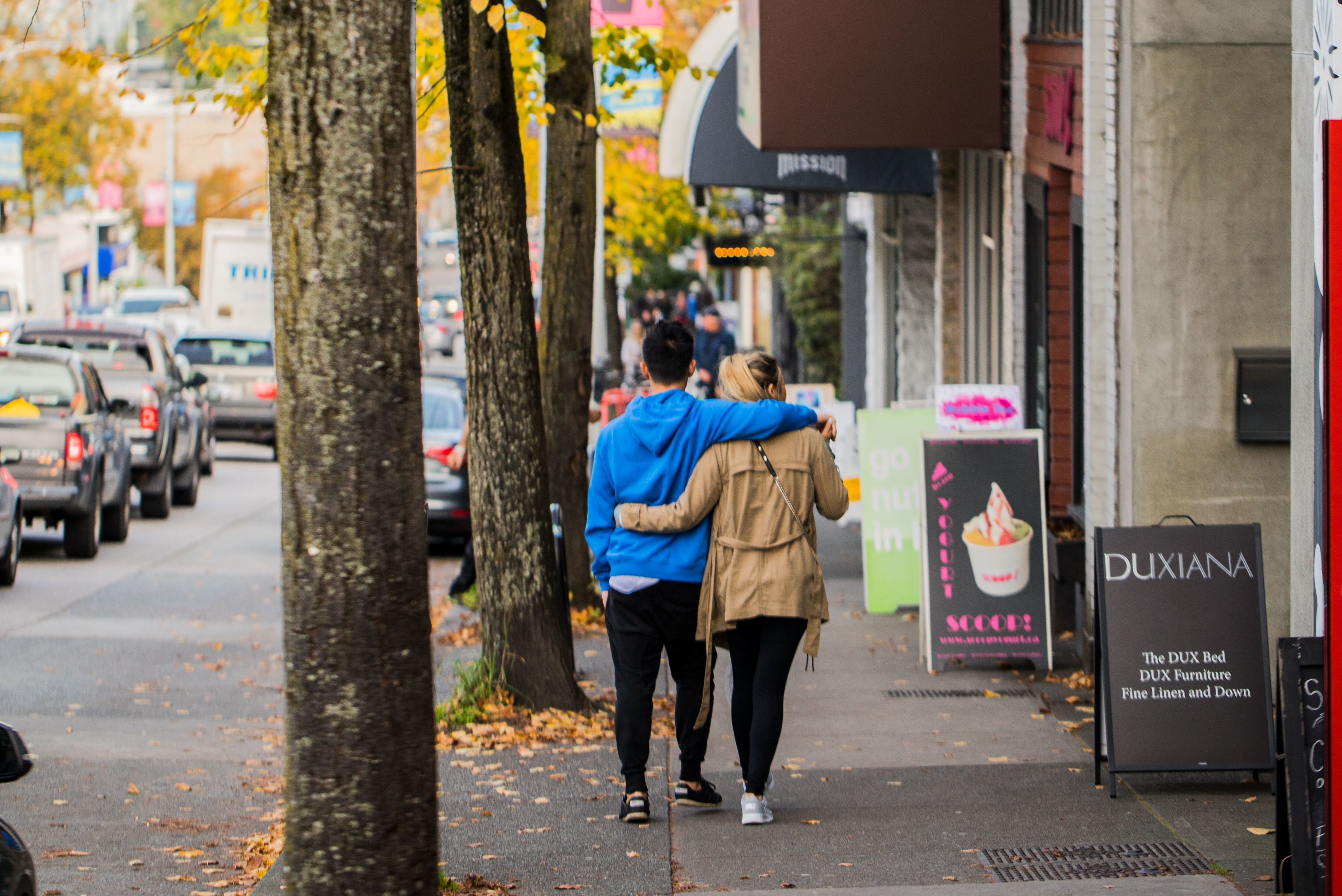 Ein Pärchen spaziert die West 4th Avenue in Vancouver entlang