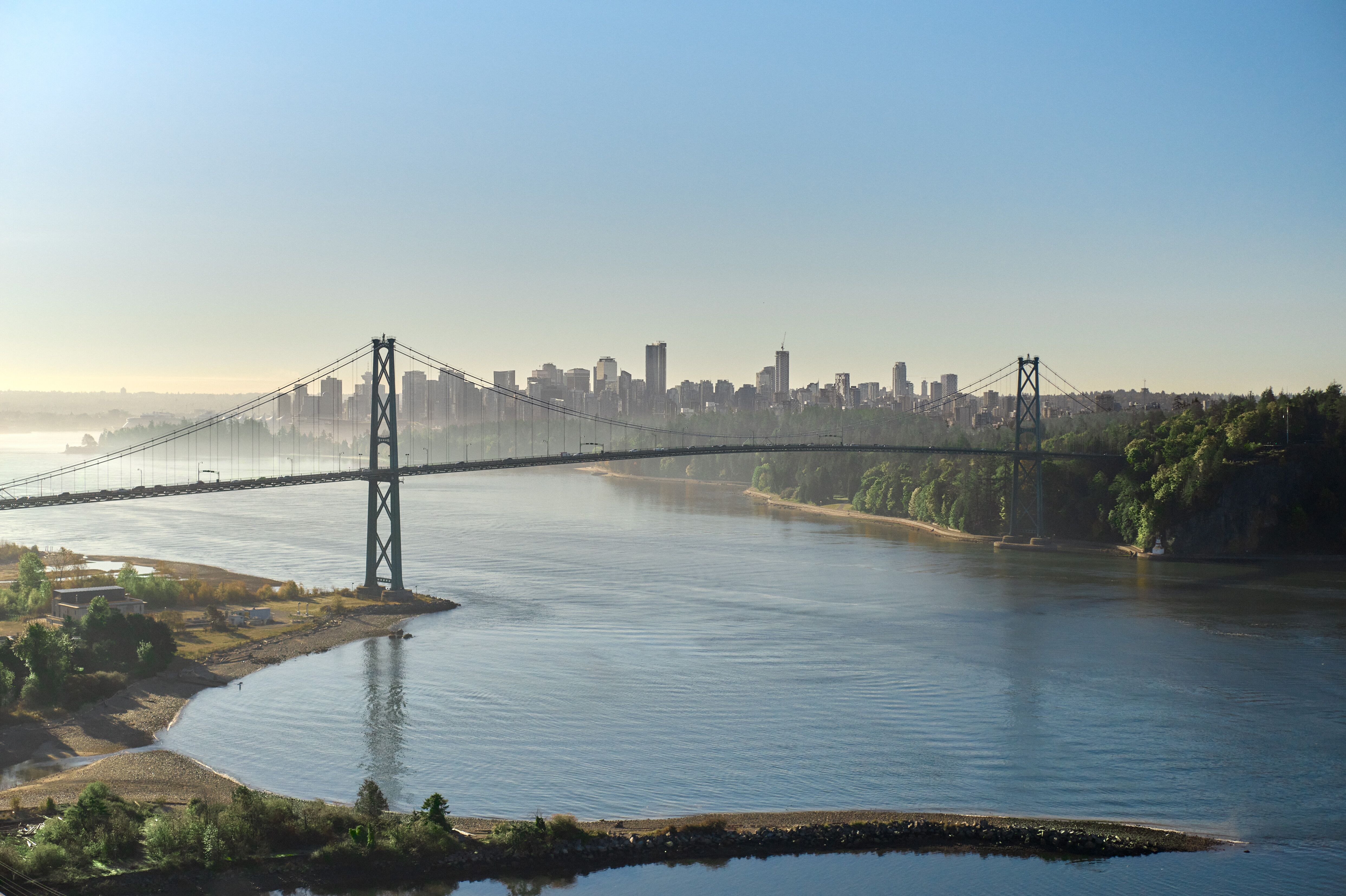 Blick auf die Lions Gate Bridge mit der Skyline von Vancouver im Hintergrund