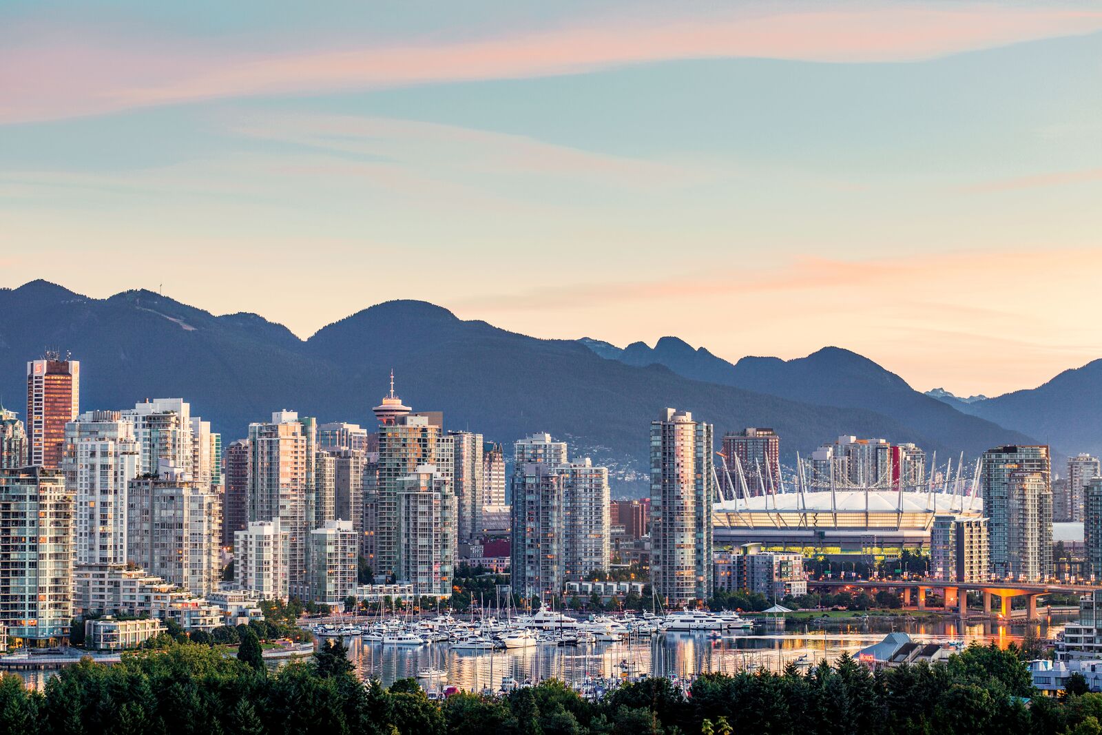 Die Vancouver Skyline bei Sonnenaufgang