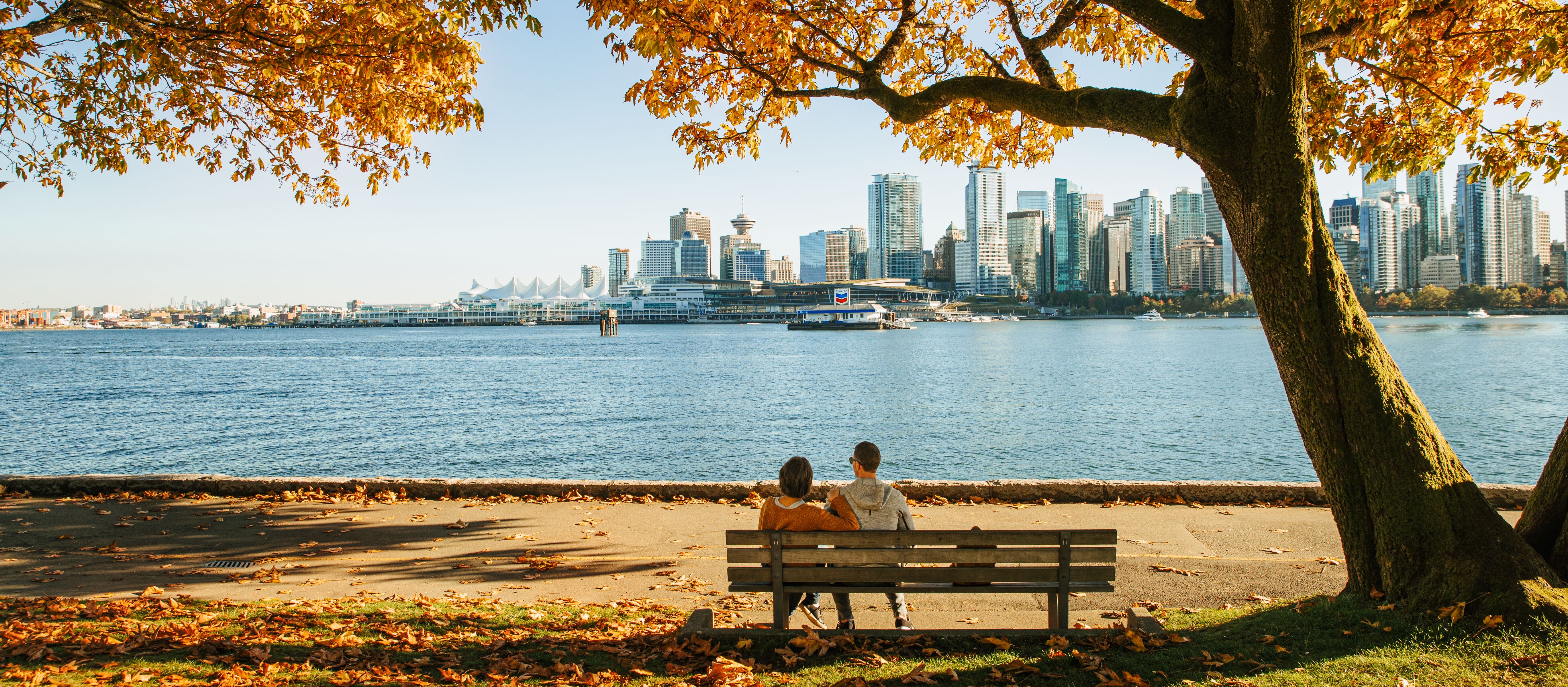 Ein Pärchen genießt den Ausblick von Stanley Park in Vancouver Ein Pärchen genießt den Ausblick von Stanley Park in Vancouver