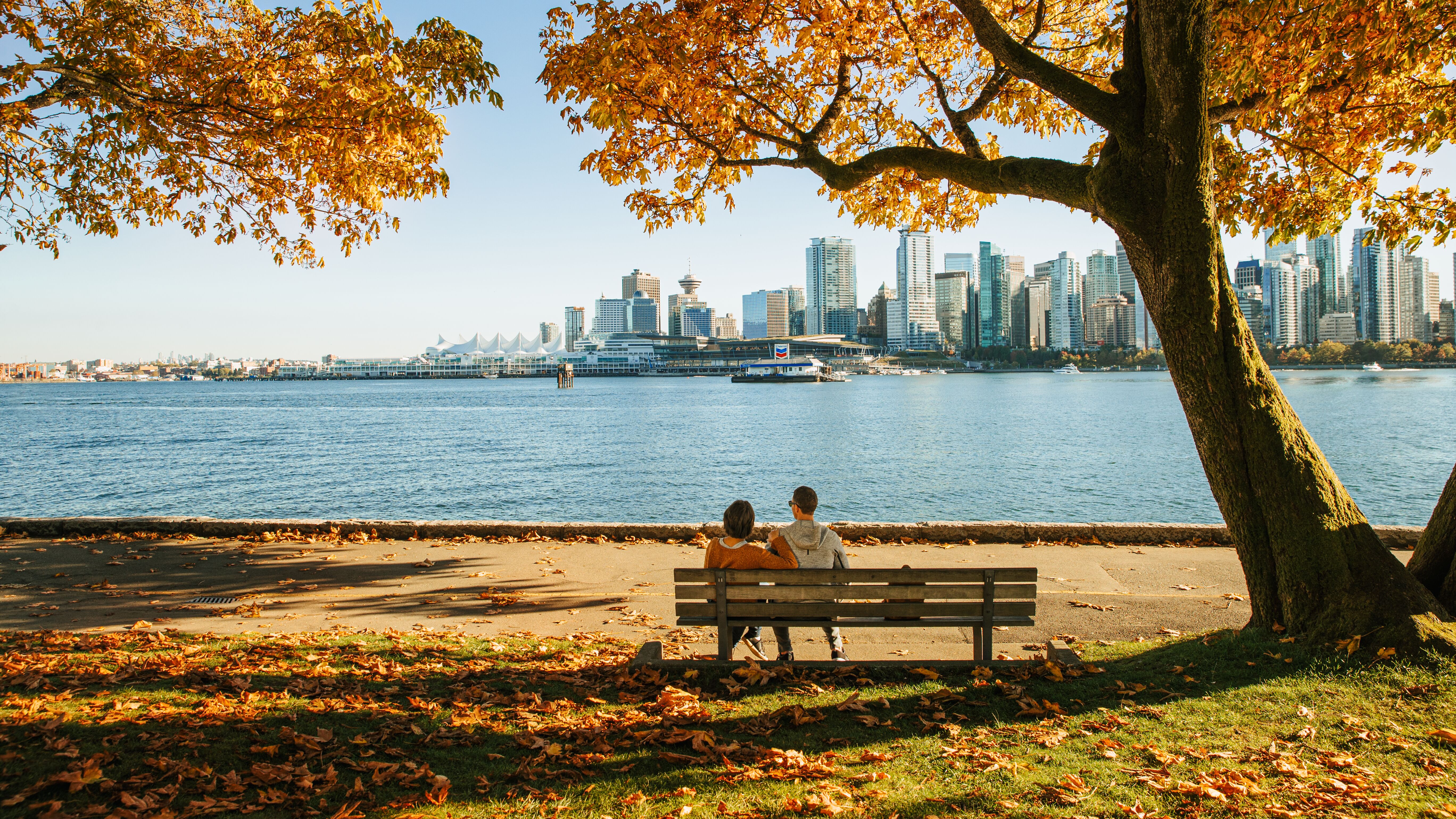 Ein Pärchen genießt den Ausblick von Stanley Park in Vancouver Ein Pärchen genießt den Ausblick von Stanley Park in Vancouver