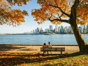 Ein Pärchen genießt den Ausblick von Stanley Park in Vancouver
