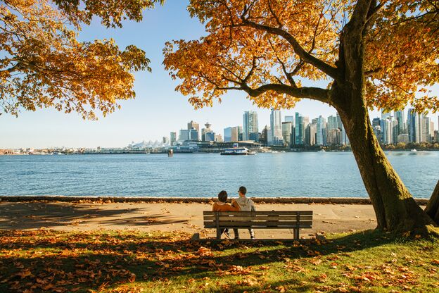 Ein Pärchen genießt den Ausblick von Stanley Park in Vancouver Ein Pärchen genießt den Ausblick von Stanley Park in Vancouver