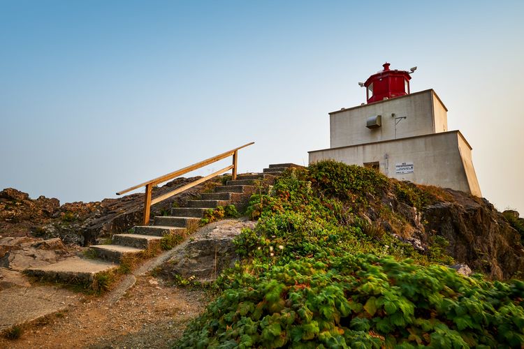 Blick auf die Sehenswürdigkeit Amphitrite Point Lighthouse in Ucluelet, Vancouver Island