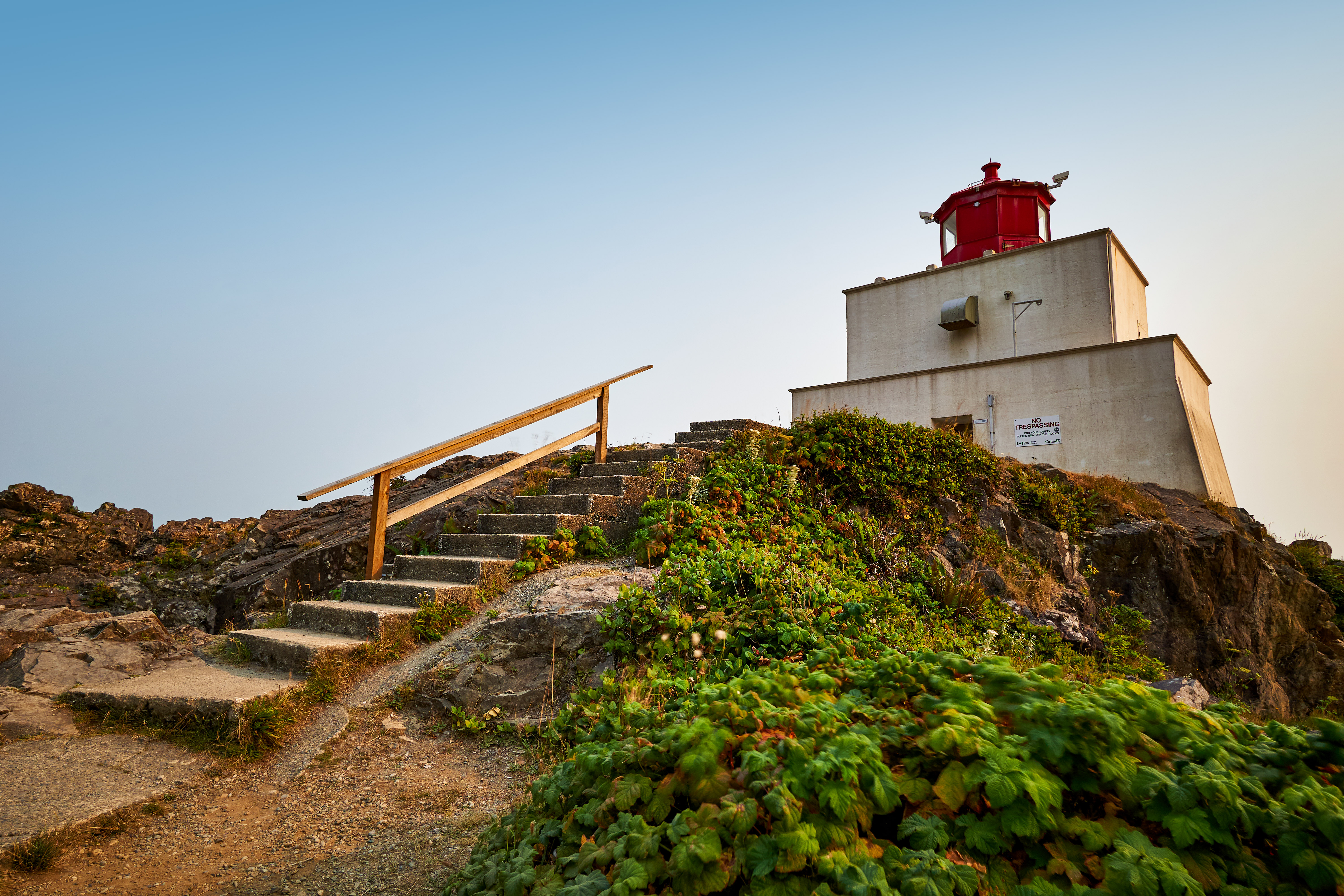 Blick auf die Sehenswürdigkeit Amphitrite Point Lighthouse in Ucluelet, Vancouver Island