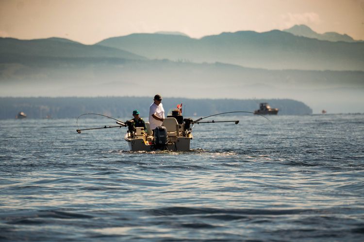 Teilnehmer eines geführten Angelausflugs zum Lachs-Fischen ab Campbell River, British Columbia