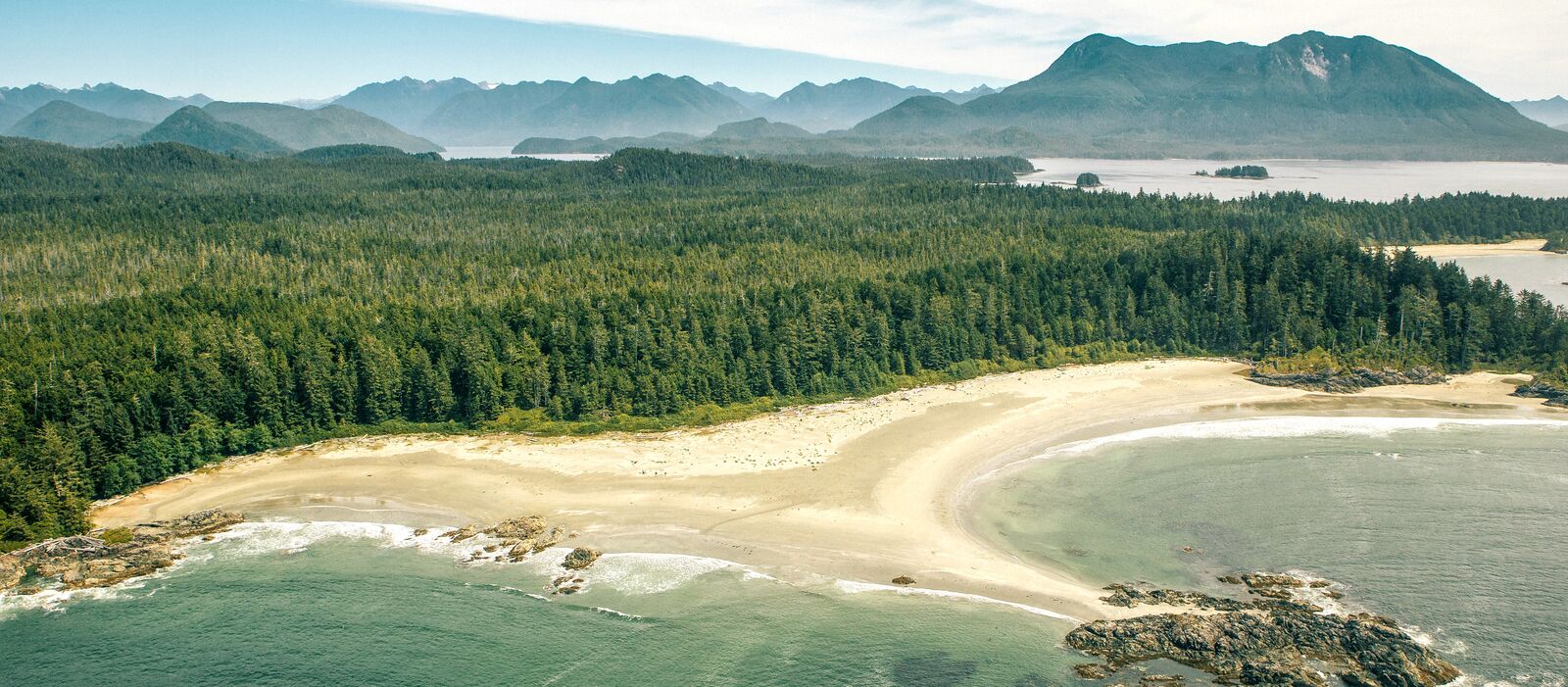 Malerischer Strand mit Wald und Bergen auf Vancouver Island