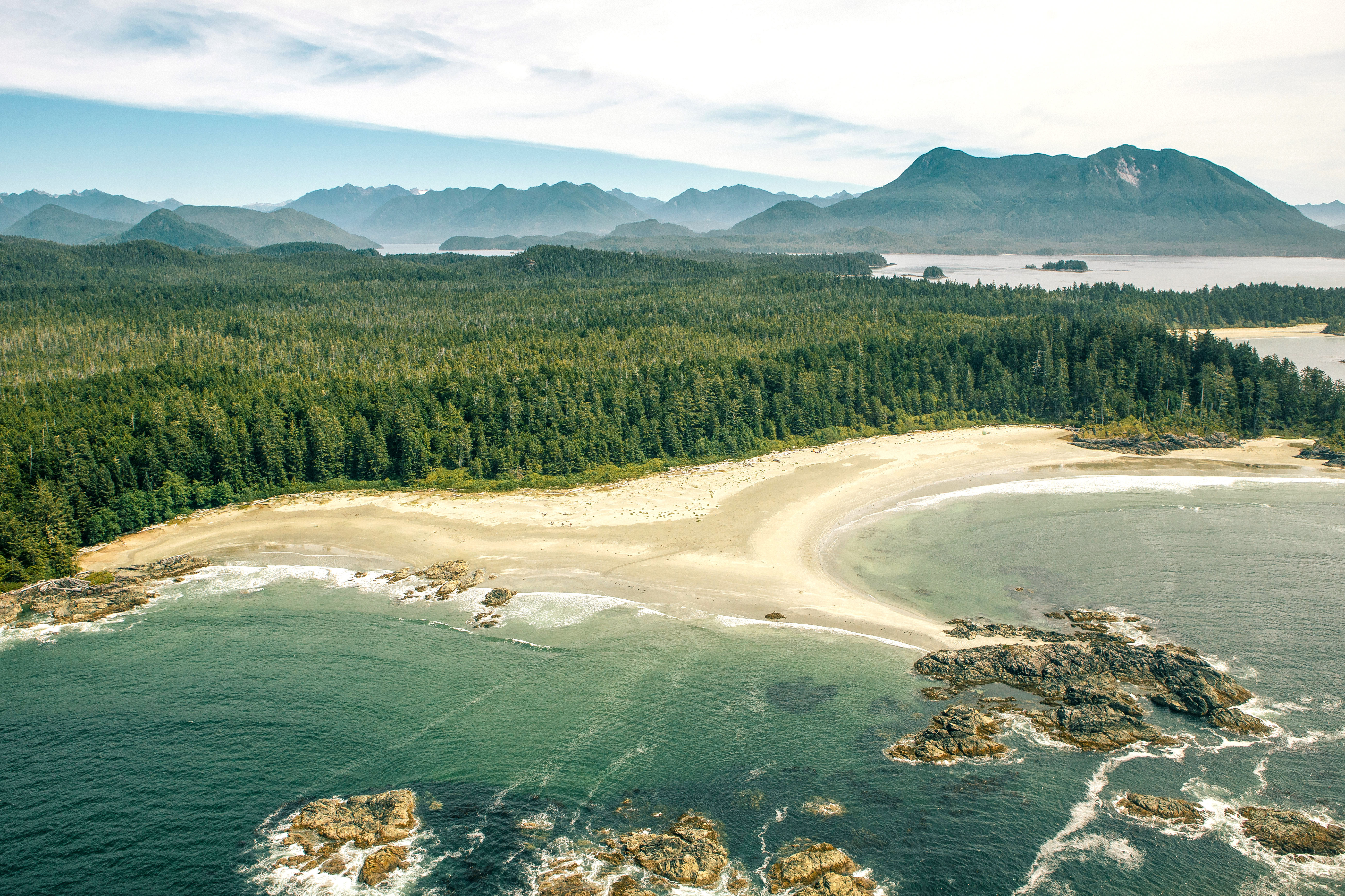 Malerischer Strand mit Wald und Bergen auf Vancouver Island