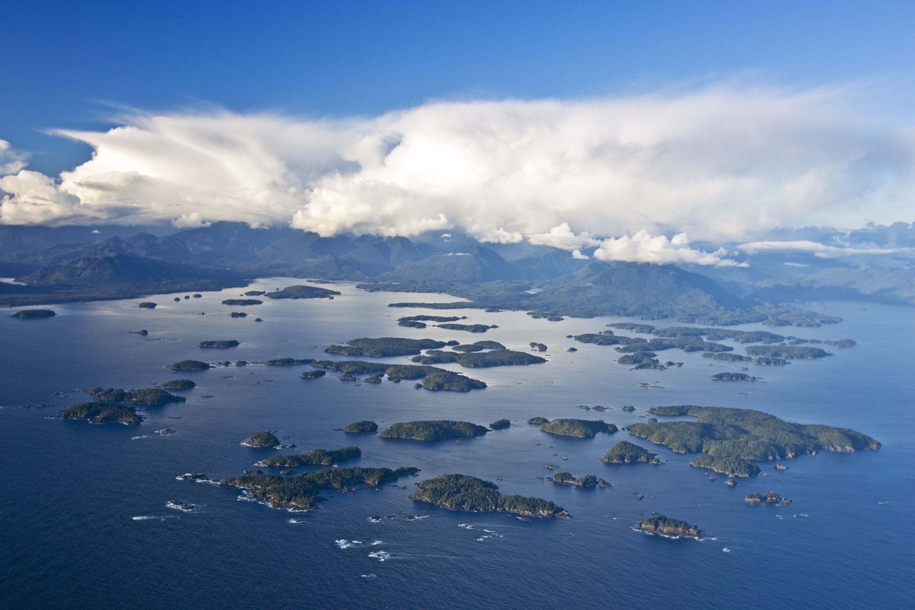 Blick auf die Broken Group Inselgruppe im Pacific Rim Nationalpark am Barkely Sound auf Vancouver Island, British Columbia