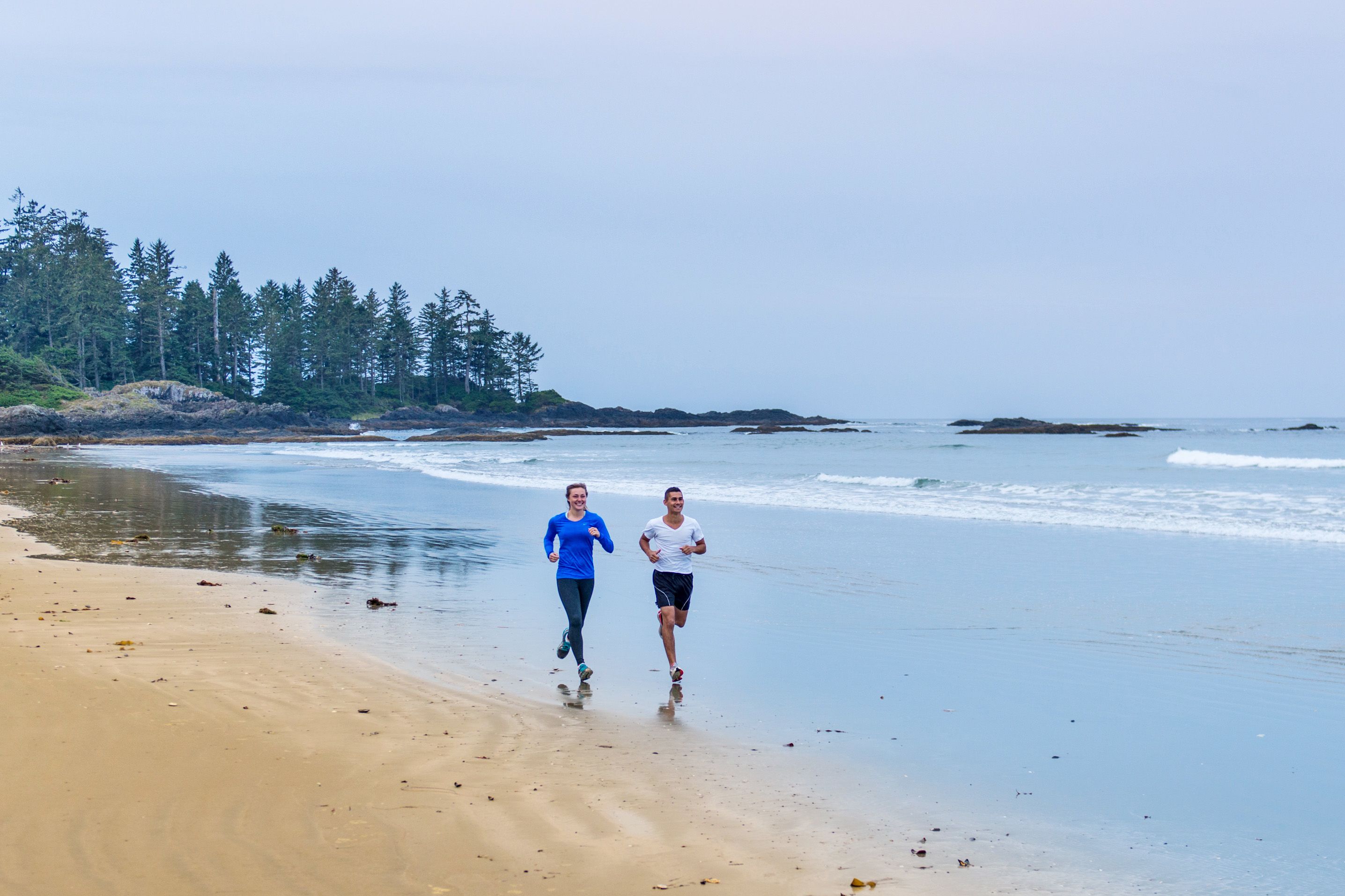 Joggen am Strand im Pacific Rim Nationalpark in British Columbia