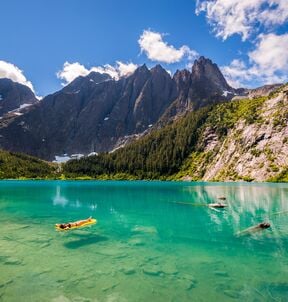 Sich treiben lassen auf einem klaren See im Strathcona Provincial Park auf Vancouver Island