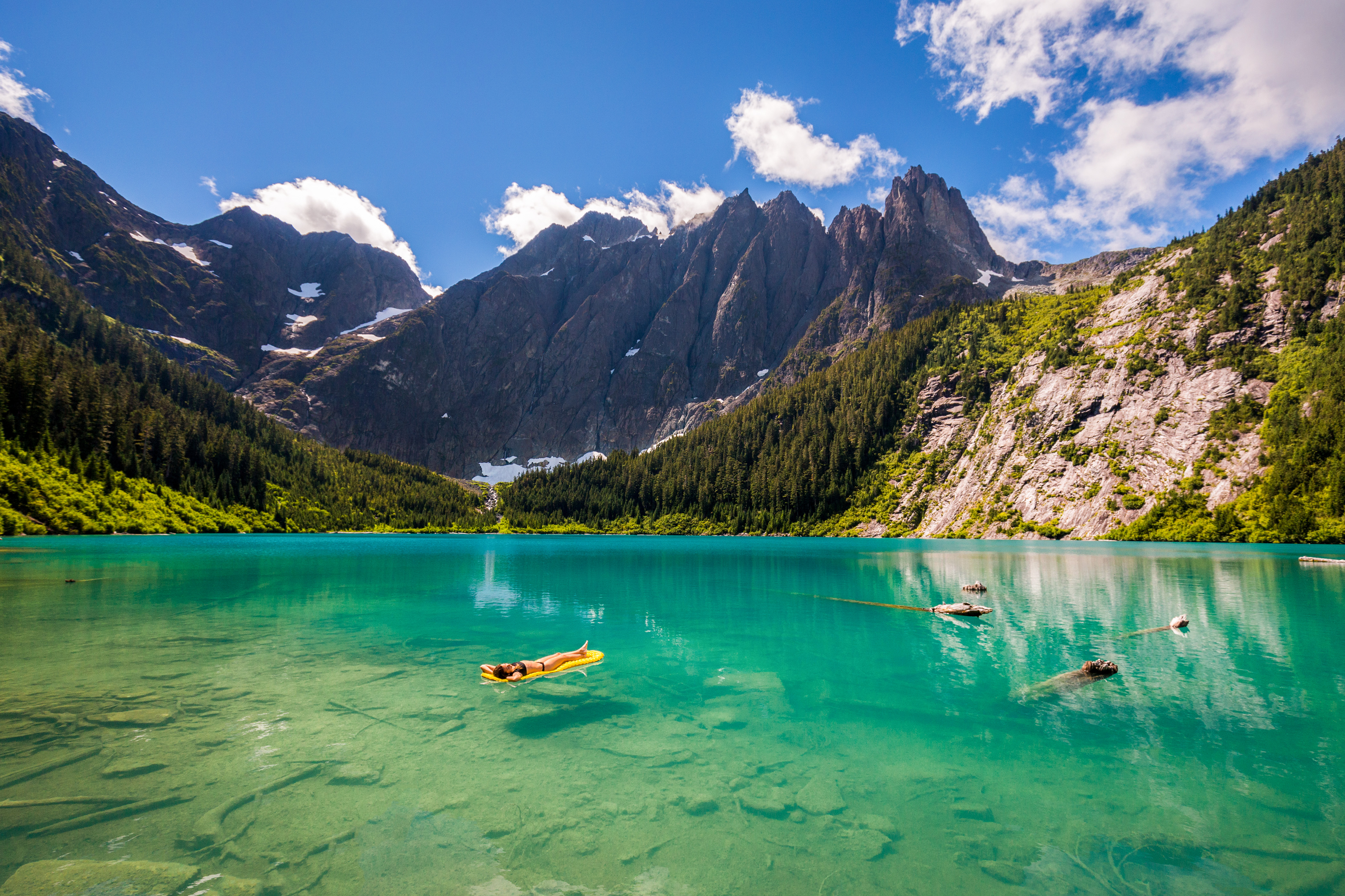 Sich treiben lassen auf einem klaren See im Strathcona Provincial Park auf Vancouver Island