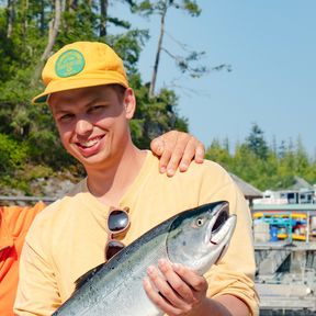 CANUSA-Mitarbeiter Hans Noffke und Timmo Krause-DÃ¼now prÃ¤sentieren stolz ihren Fang