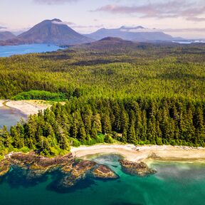Auf der Hot Springs Cove Excursion den Maquinna Marine Provincial Park in British Columbia erkunden