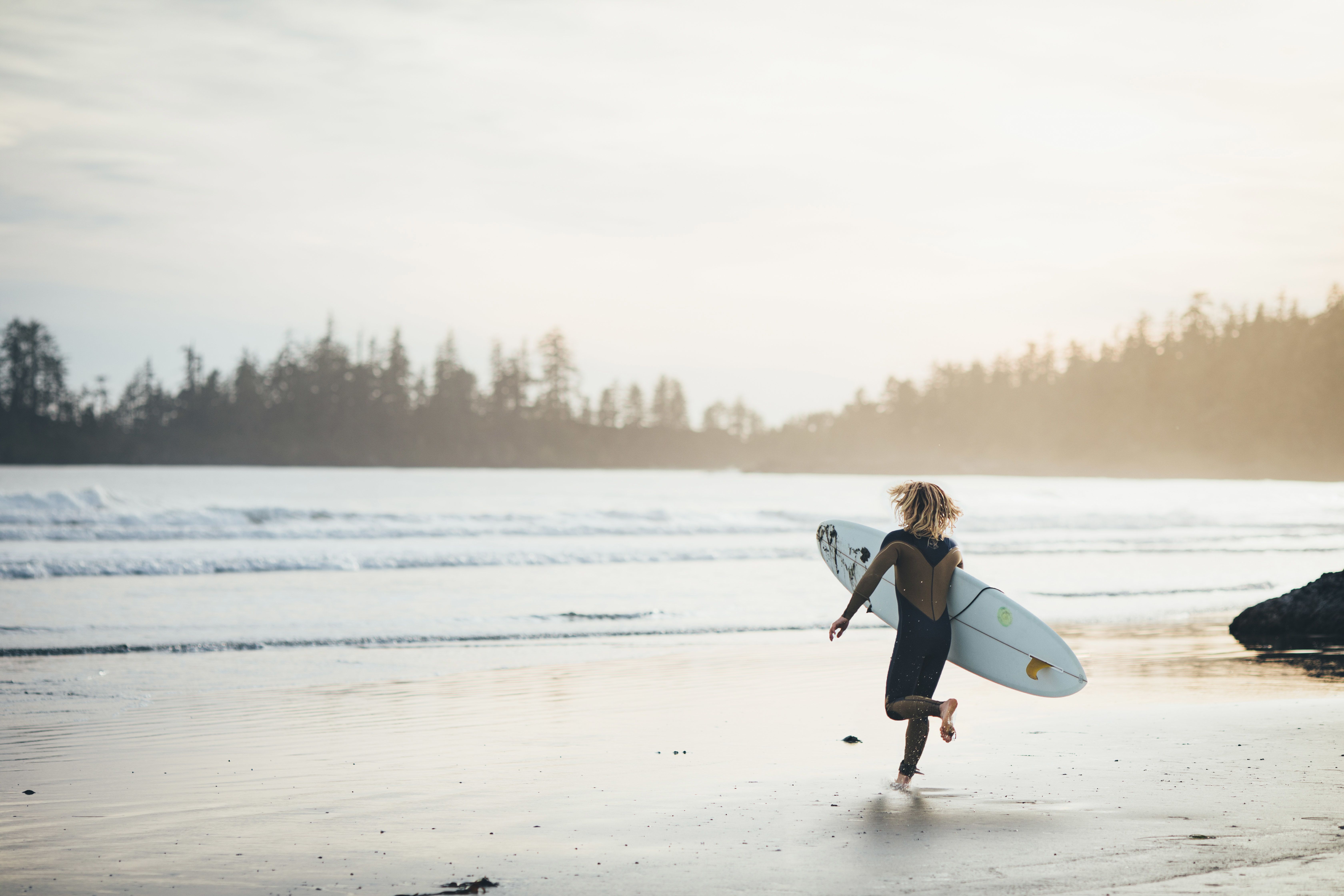 Zwei Jogger laufen am Long Beach im Pacific Rim National Park auf Vancouver Island