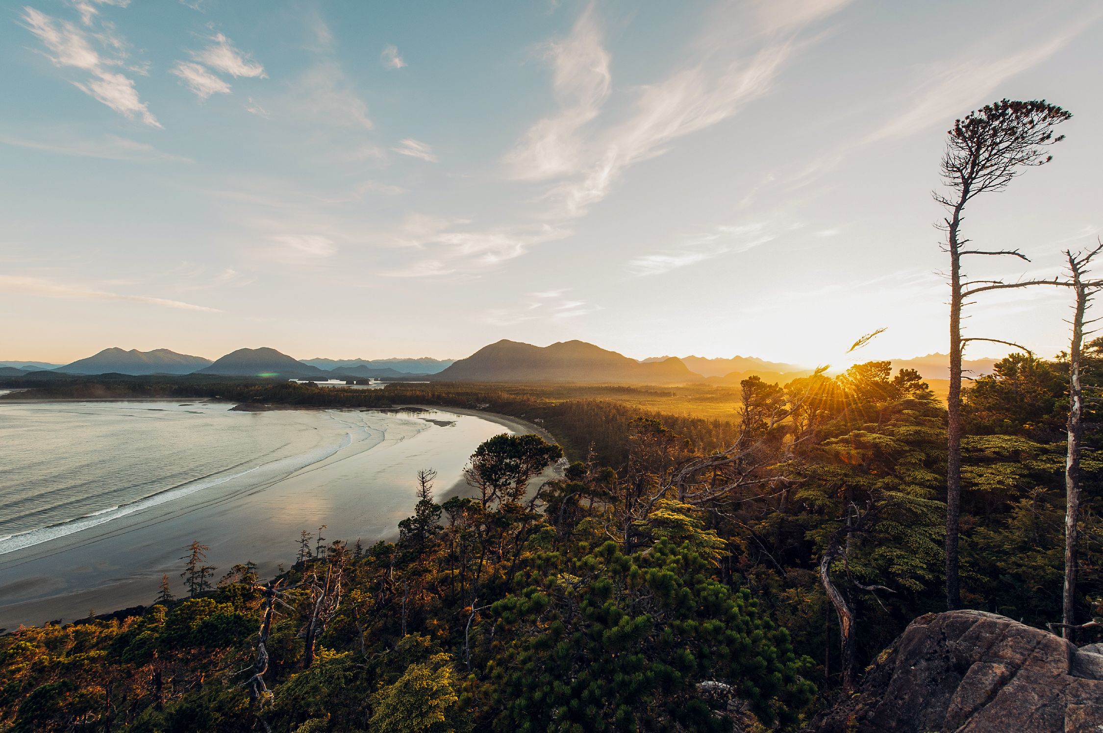 Traumhafter Sonnenuntergang am Strand bei Tofino in British Columbia