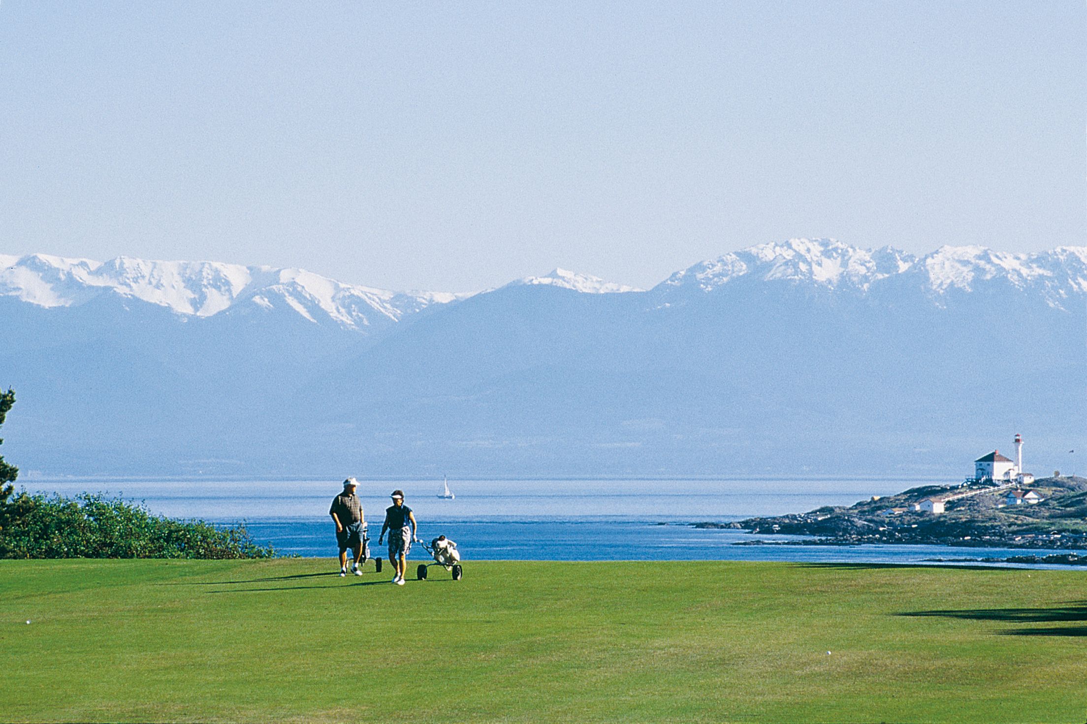 regionen/kanada/britishcolumbia/vancouverisland/victoria-golfplatz-berge-kueste.cr2208x1472-0x0