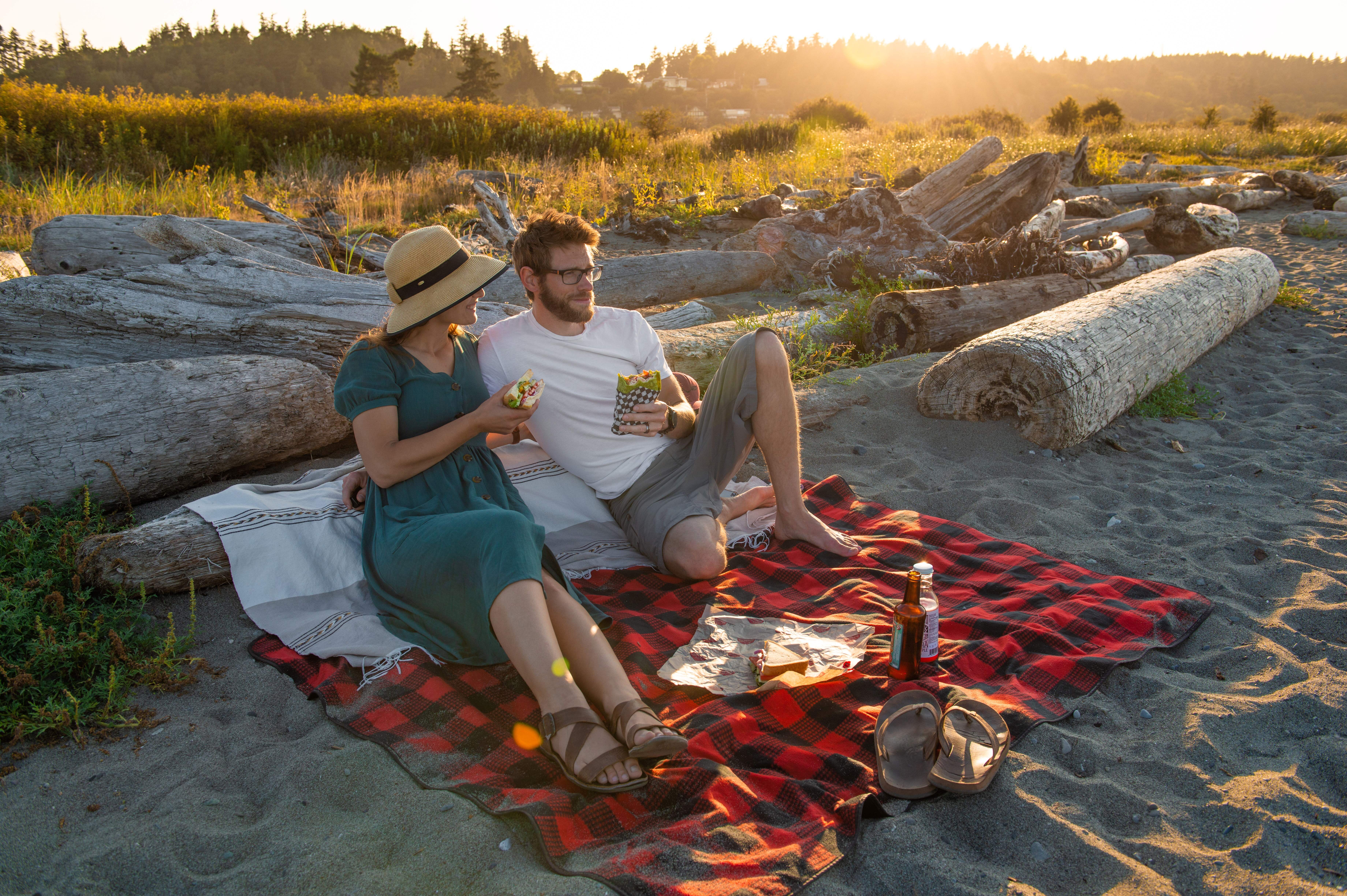 Romantisches Picknick am Strand