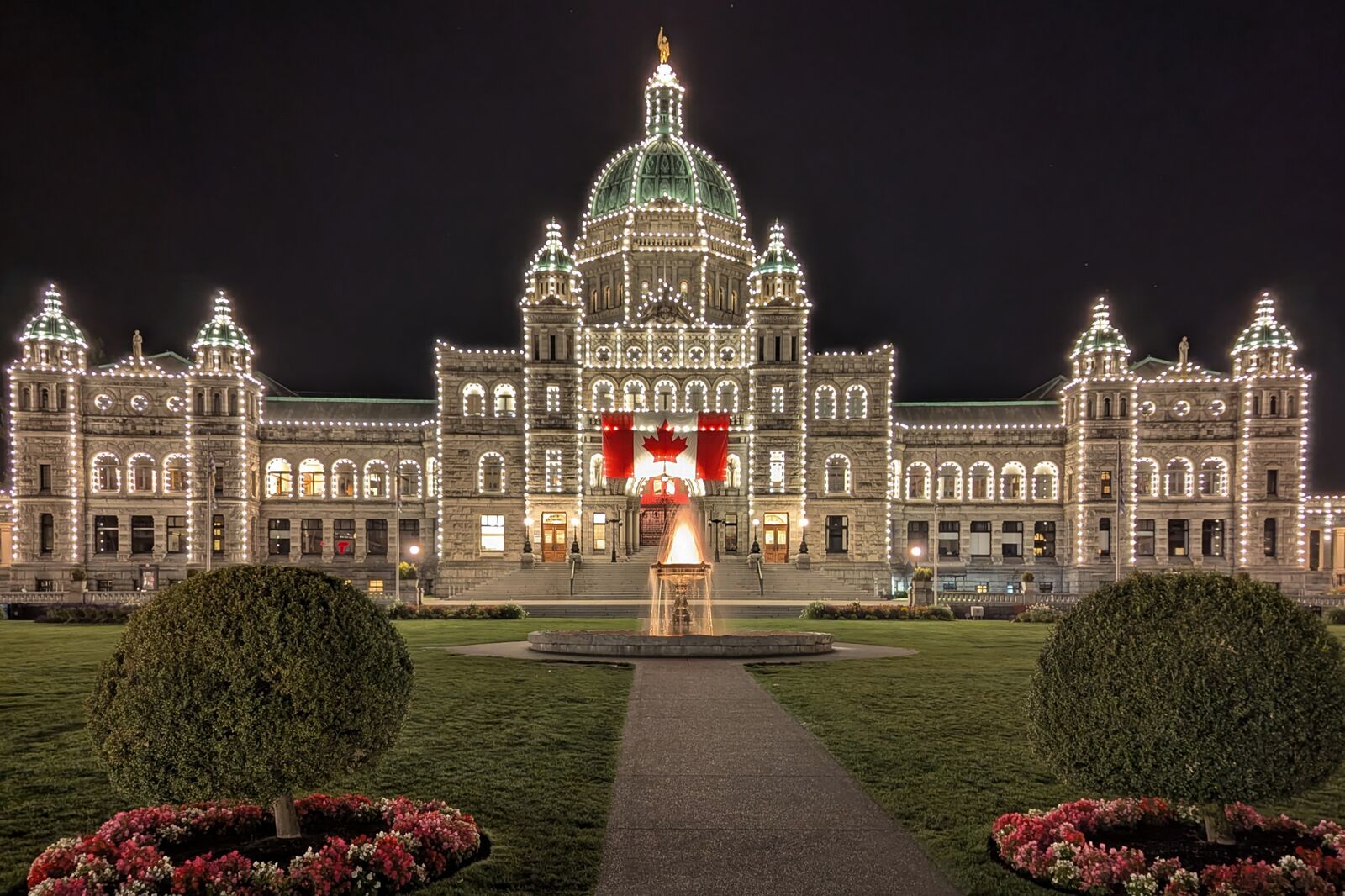 Das Parlament von Victoria auf Vancouver Island beleuchtet bei Nacht Das Parlament von Victoria auf Vancouver Island beleuchtet bei Nacht