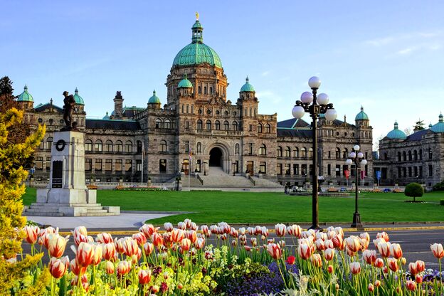 Blumen blühen vor dem Parlamentsgebäude von British Columbia in Victoria, British Columbia