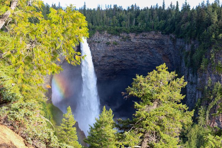 Die Gischt der Helmcken Falls bilden einen Regenbogen im Wells Gray Provincial Park in British Columbia