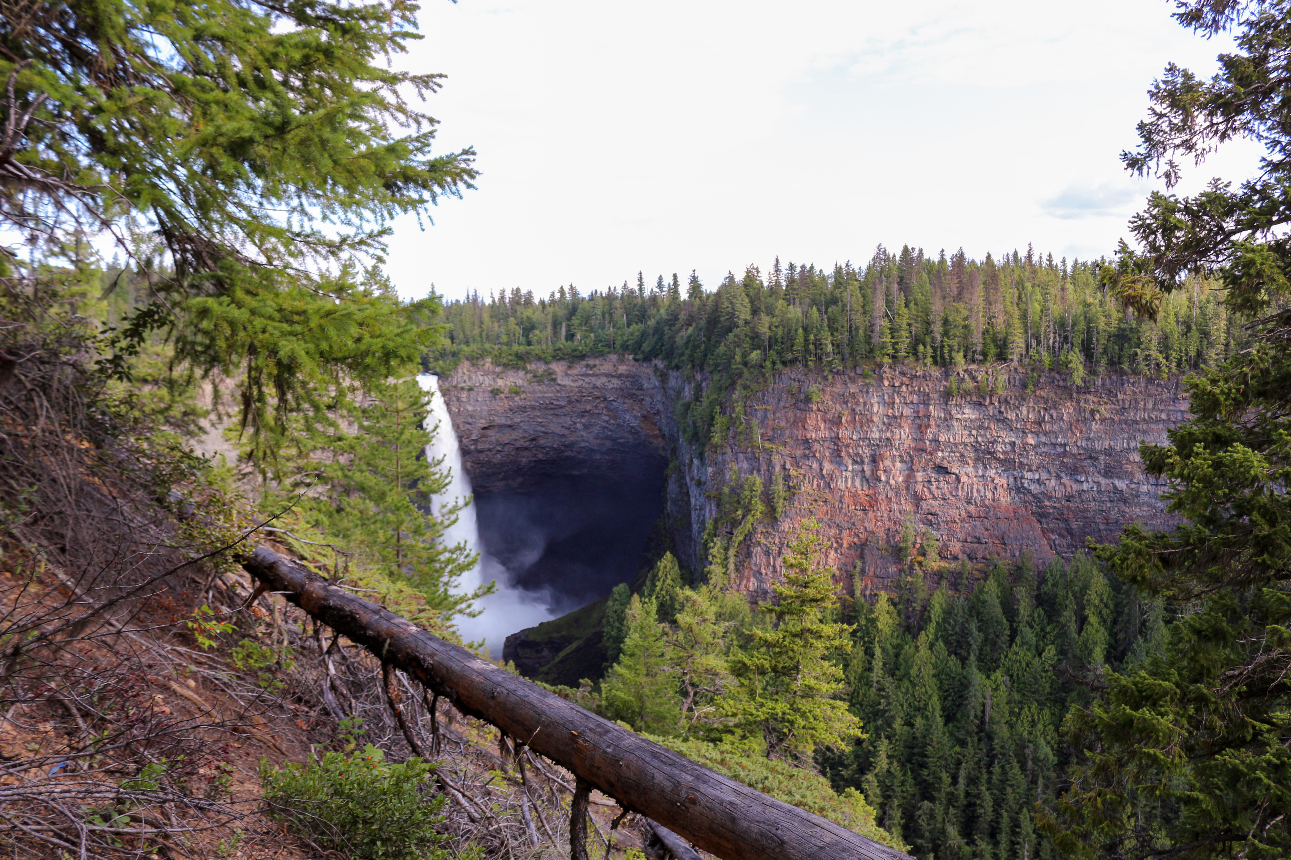 Blick auf die beeindruckenden Helmcken Falls im Wells Gray Provincial Park in British Columbia