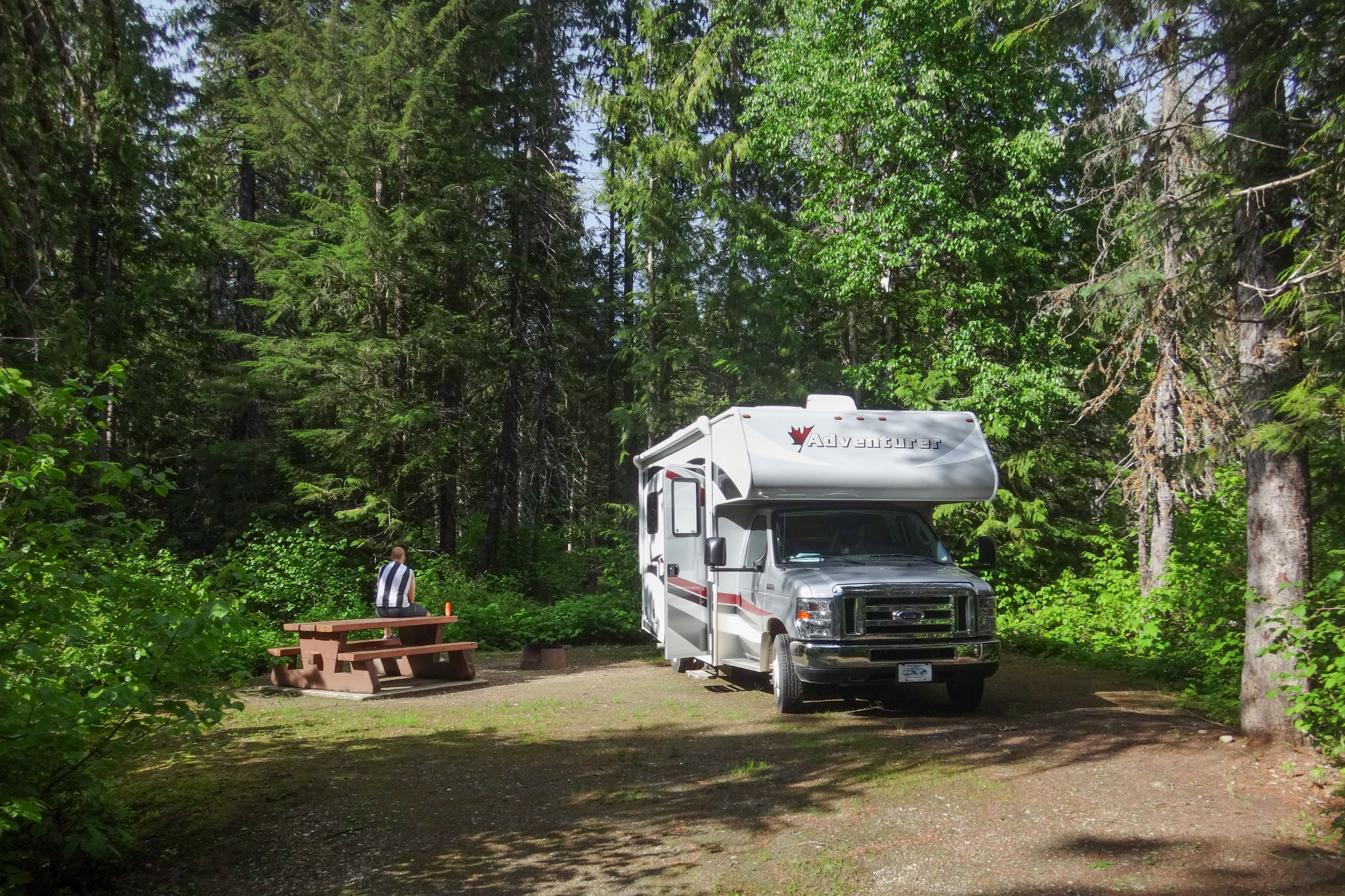 Mit einem Wohnmobil auf einem Campground im Well Gray Provincial Park
