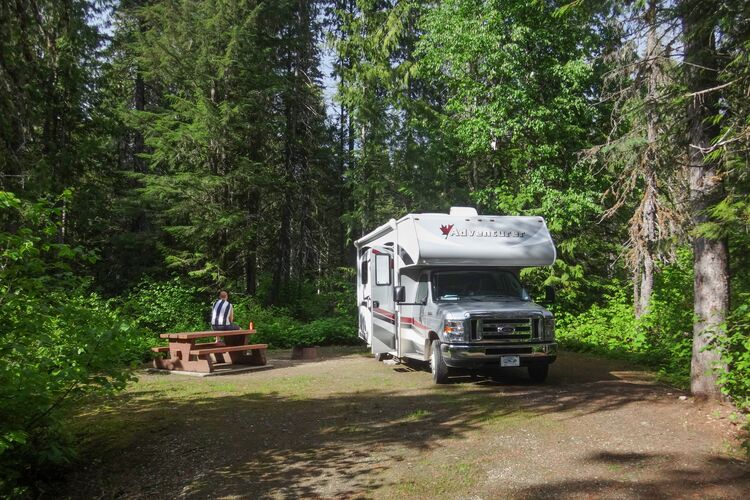 Mit einem Wohnmobil auf einem Campground im Well Gray Provincial Park