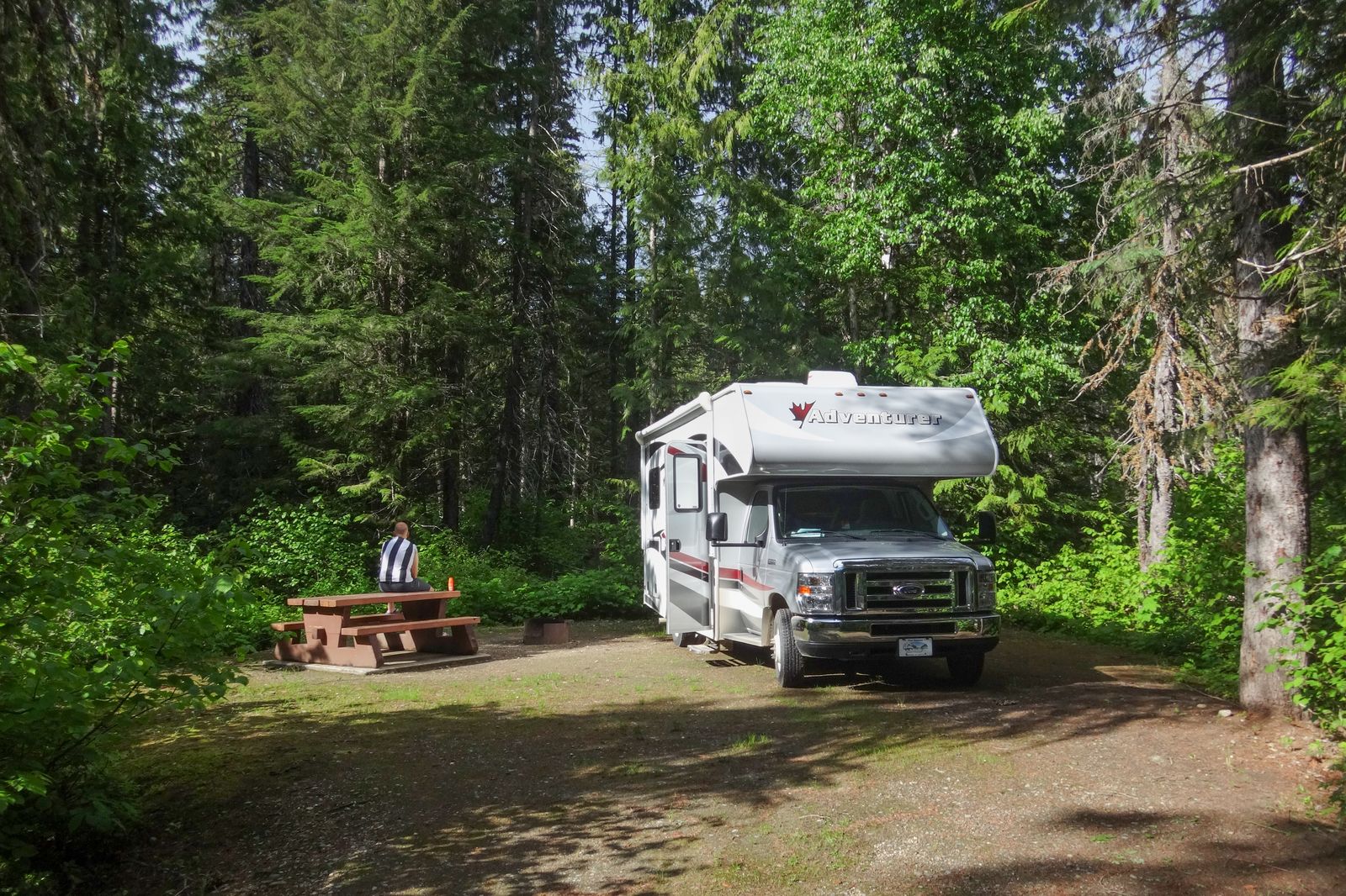 Mit einem Wohnmobil auf einem Campground im Well Gray Provincial Park