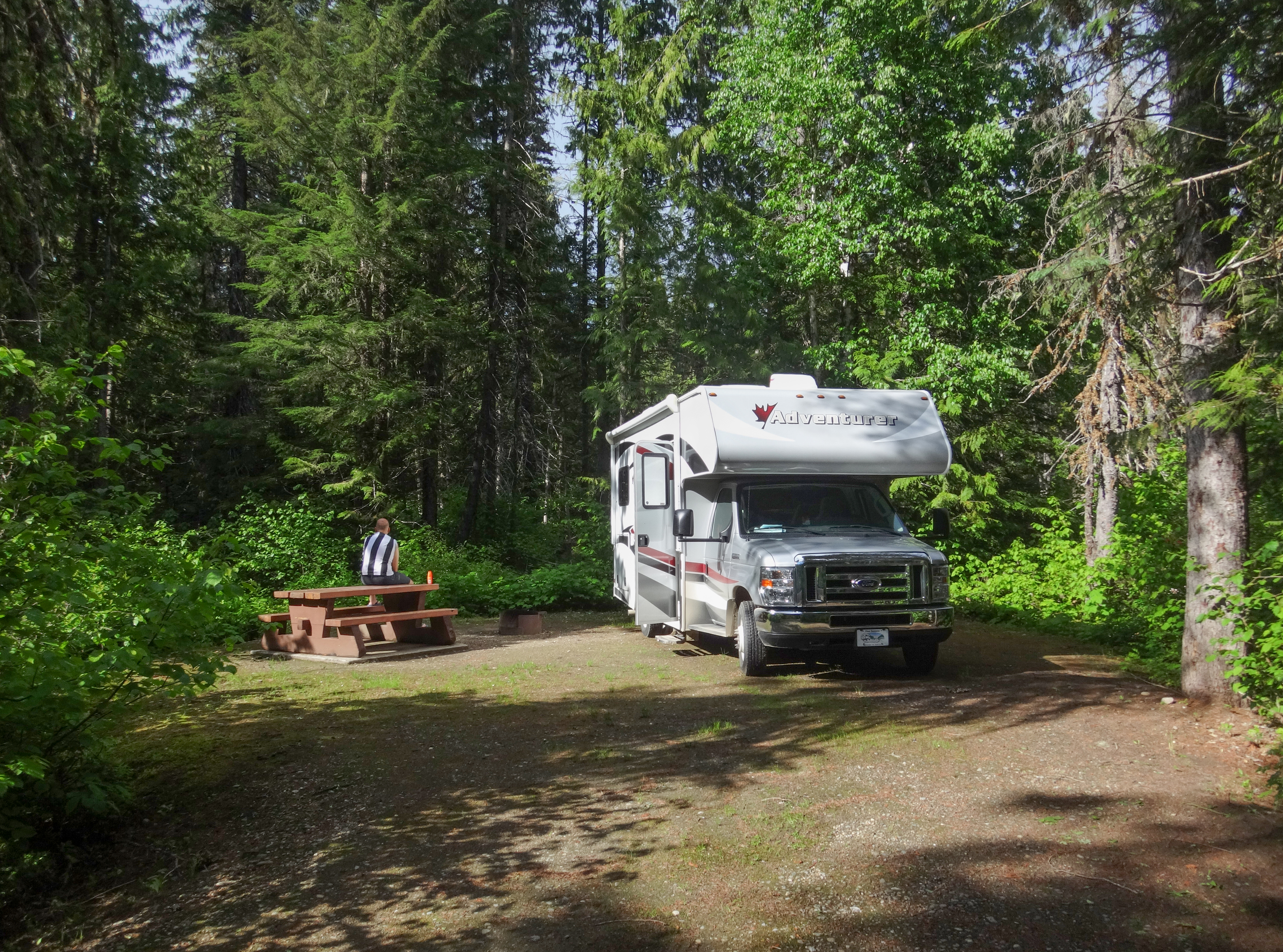 Mit einem Wohnmobil auf einem Campground im Well Gray Provincial Park Mit einem Wohnmobil auf einem Campground im Well Gray Provincial Park
