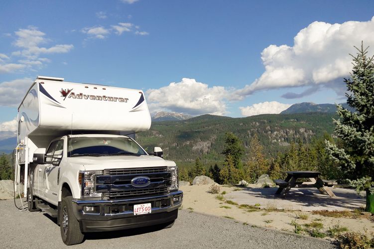 Der Fraserway Truck Camper Slide-Out auf dem Whistler RV Park and Campgrounds