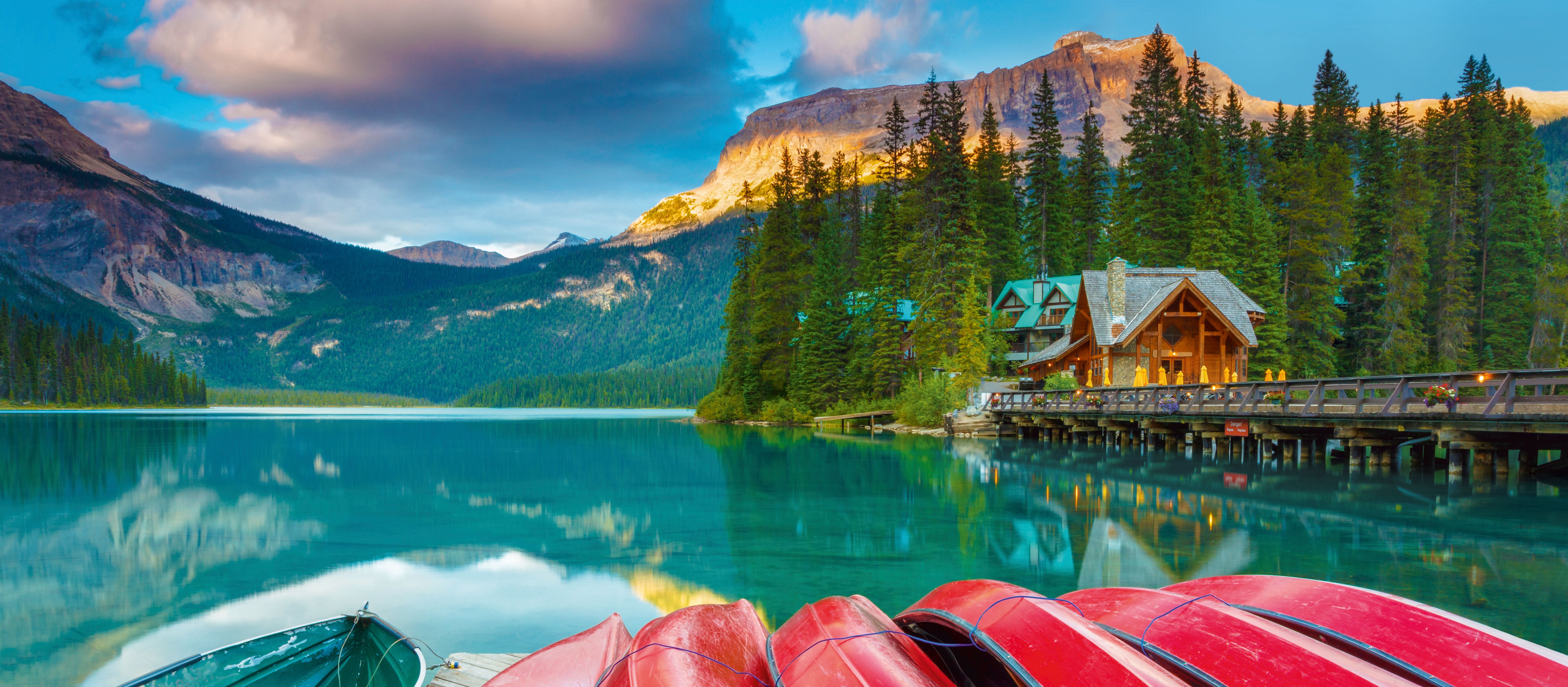Ein Nachmittag im Spätsommer am Emerald Lake im Yoho-Nationalpark in der kanadischen Provinz British Columbia