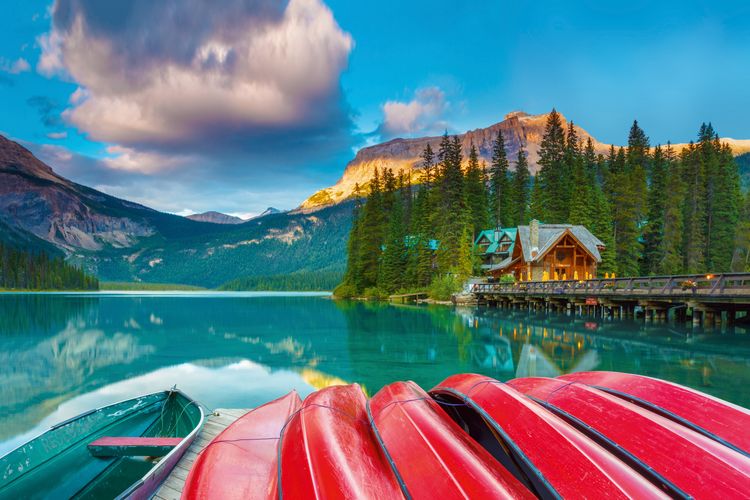 Ein Nachmittag im Spätsommer am Emerald Lake im Yoho-Nationalpark in der kanadischen Provinz British Columbia