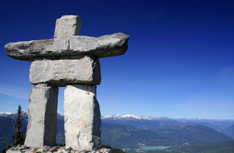 Eine Inukshuk Statue der kanadischen Ureinwohner in Whistler, British Columbia Eine Inukshuk Statue der kanadischen Ureinwohner in Whistler, British Columbia
