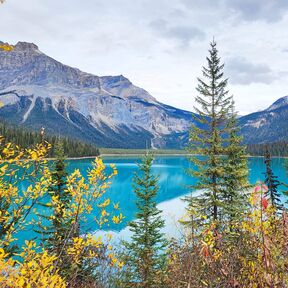 Blick auf den Emerald Lake im Herbst