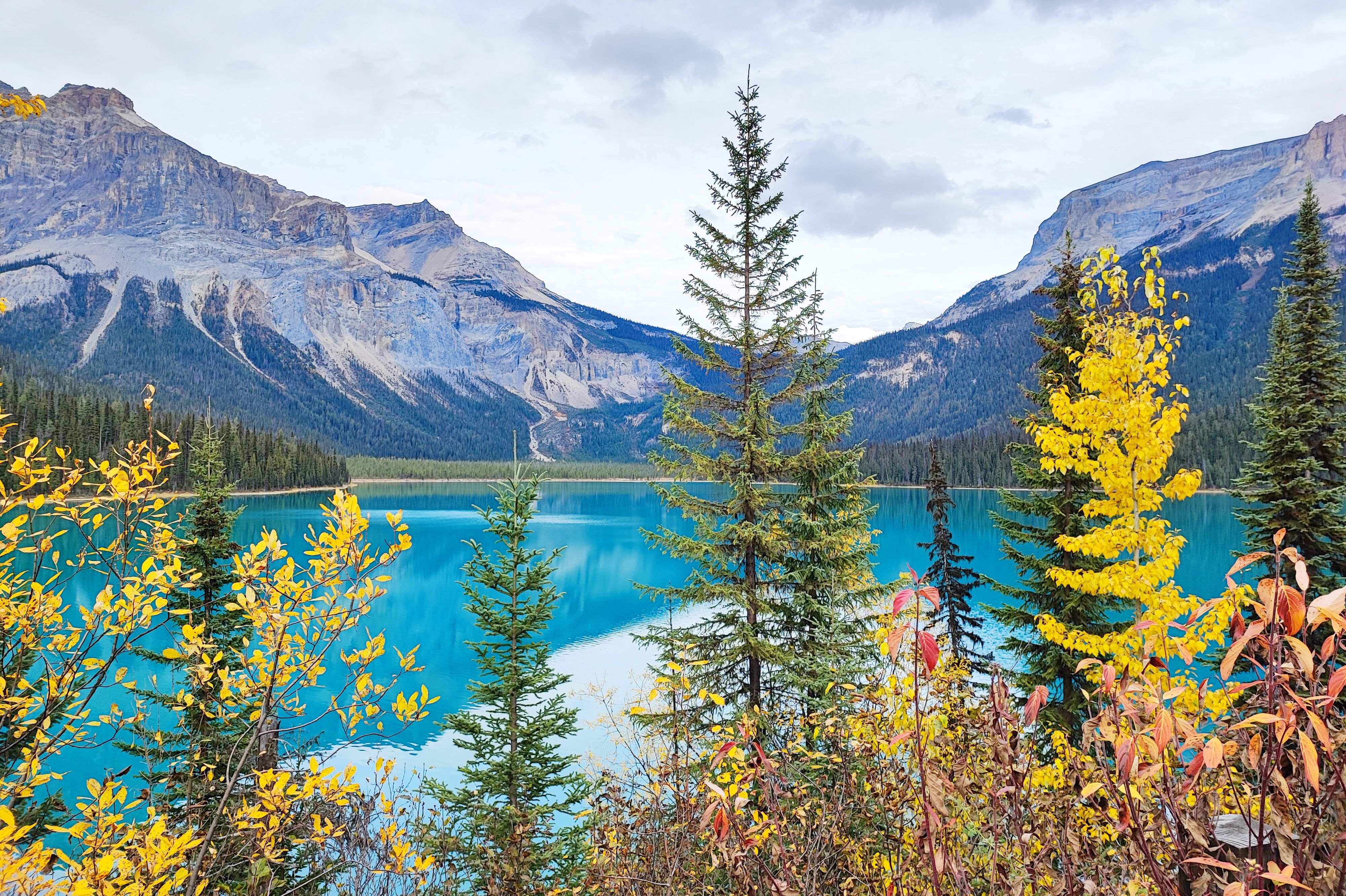 Blick auf den Emerald Lake im Herbst