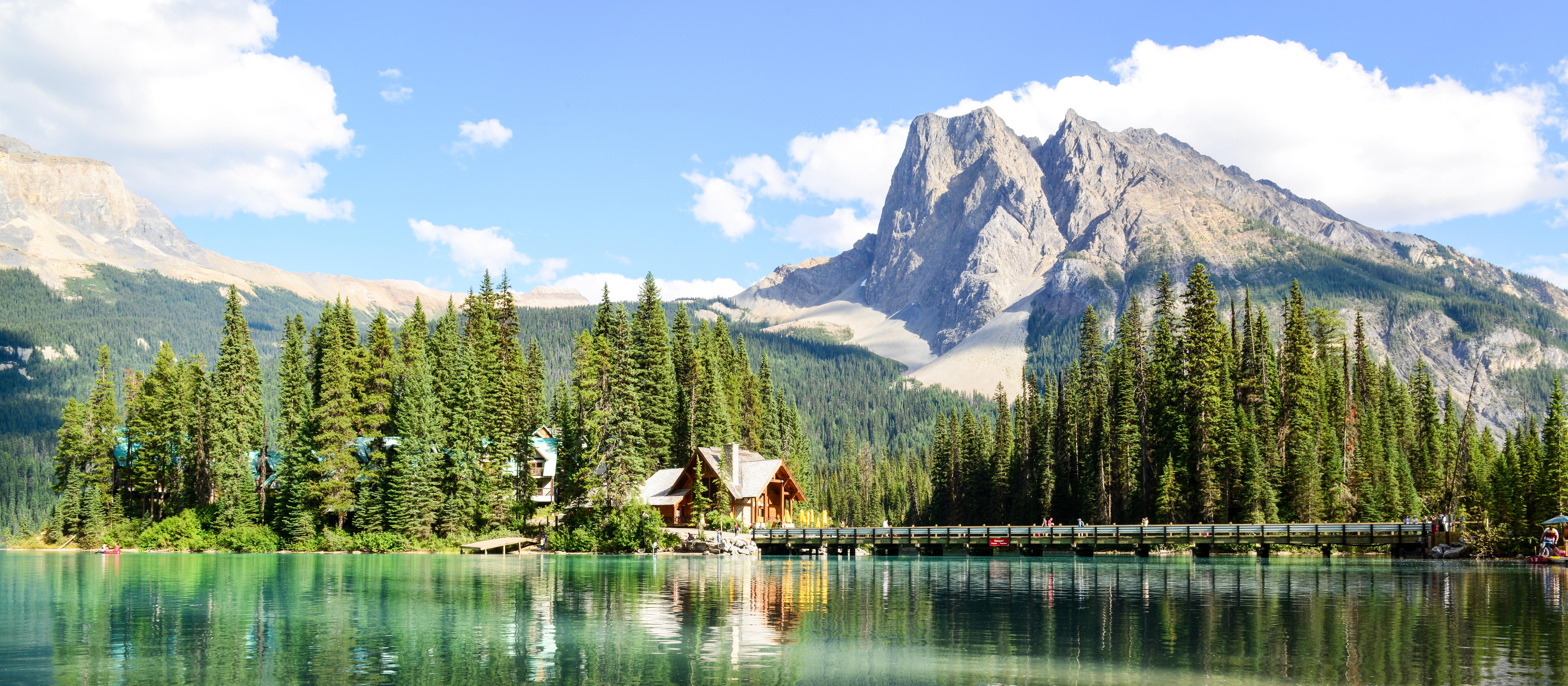 Blick auf die Emerald Lake Lodge in malerischer Landschaft