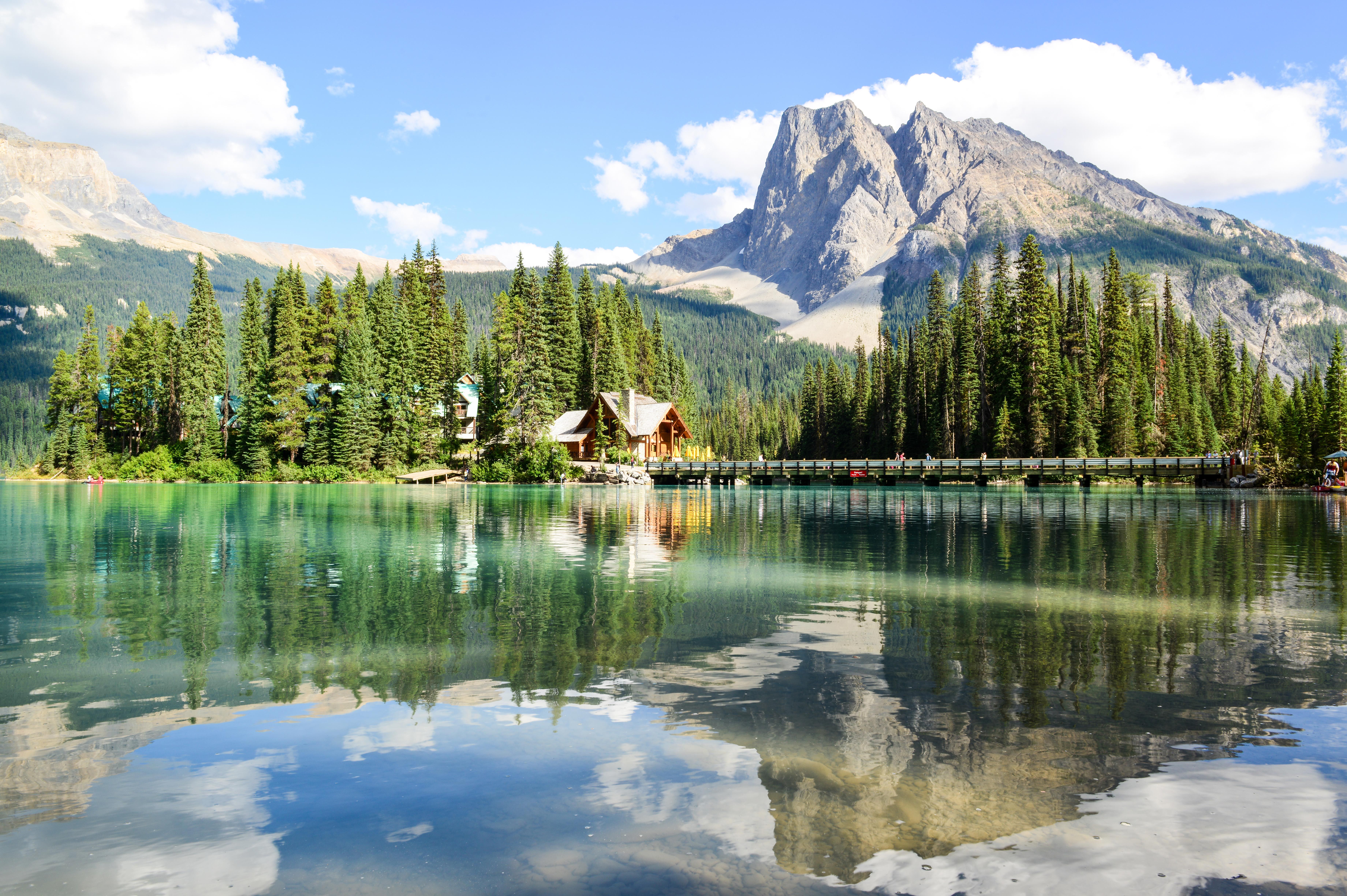 Blick auf die Emerald Lake Lodge in malerischer Landschaft