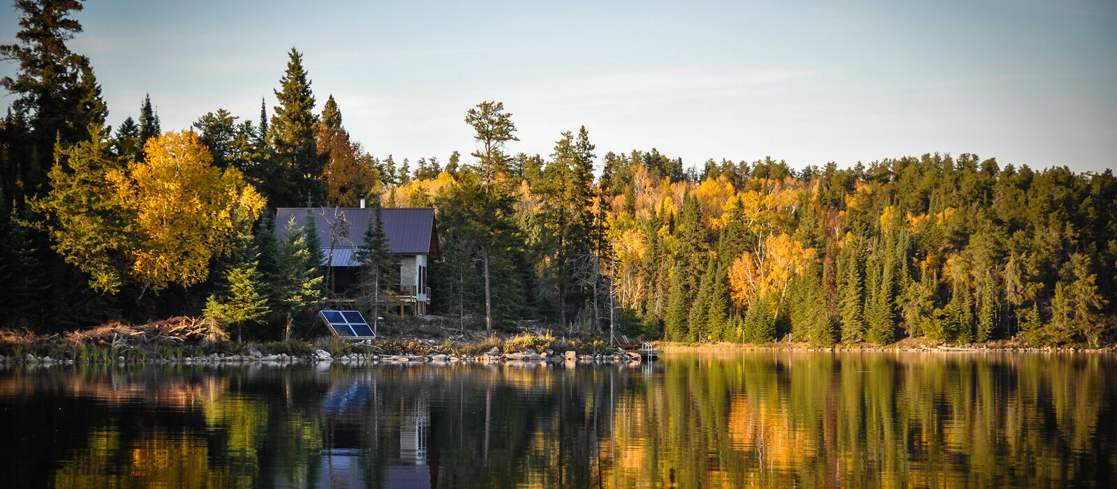 AuÃŸenansicht der Whiskey Jack High Lake Eco Cabin im Falcon Trails Resort