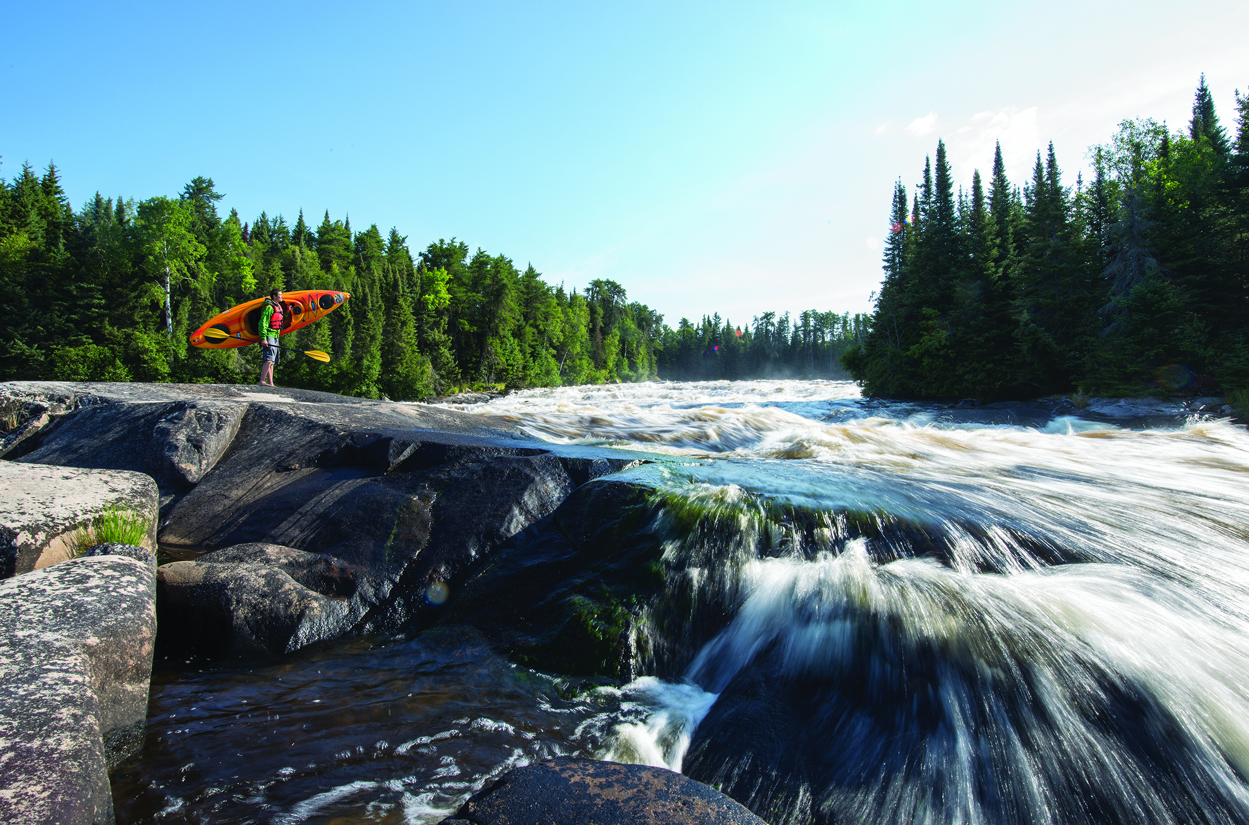 Ein Kajakfahrer an einem Fluss im Whiteshell Provincial Park in Kanada