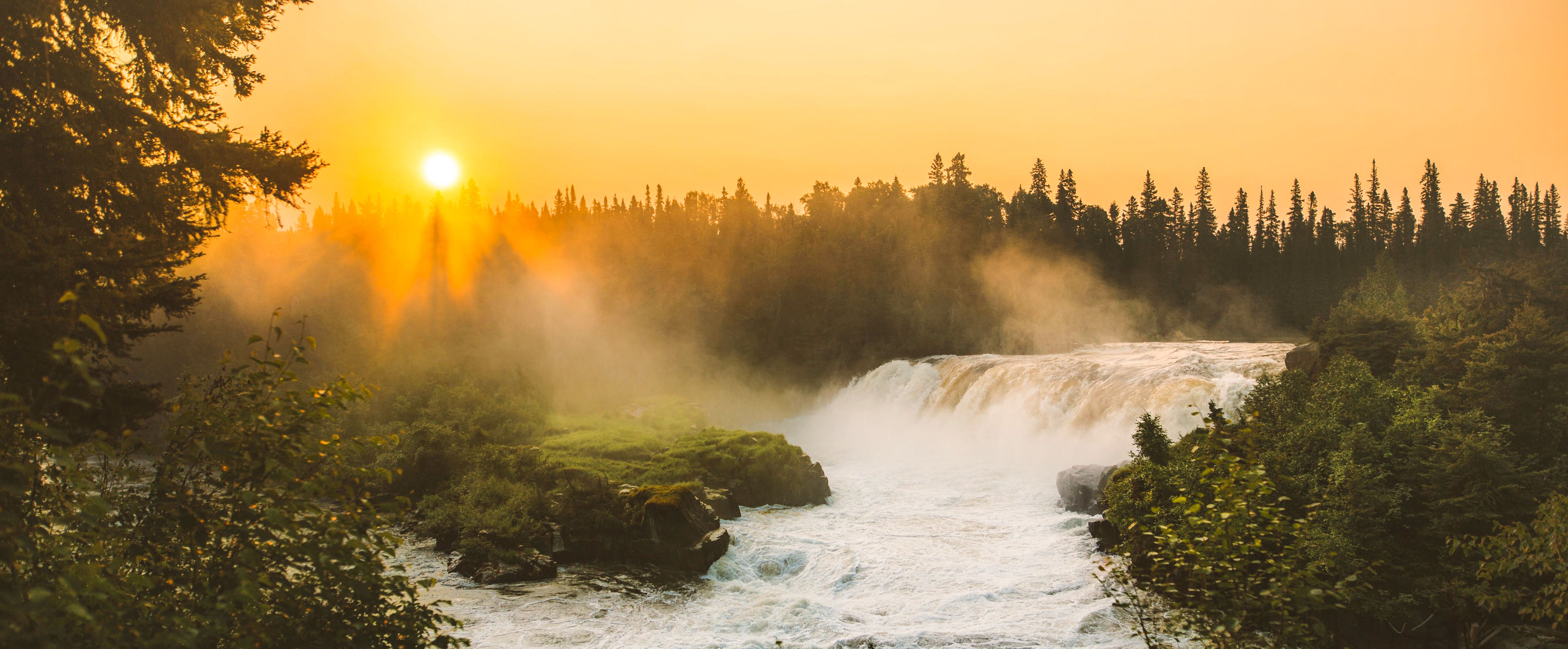 Die Pisew Falls vor dem leuchtenden Sonnenuntergang