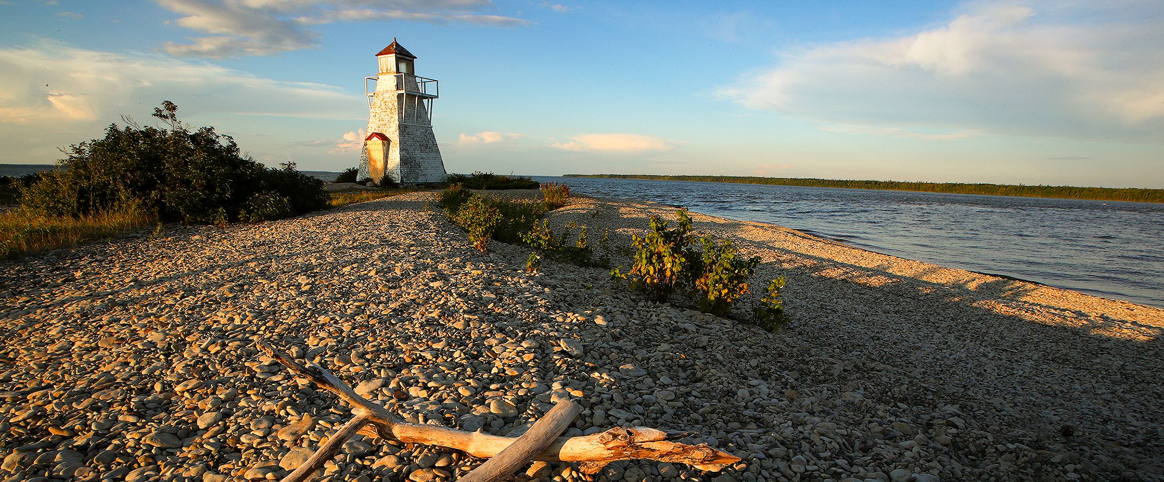 Ein Leuchtturm vor dem Horizont des Hecla Grindstone Provincial Parks