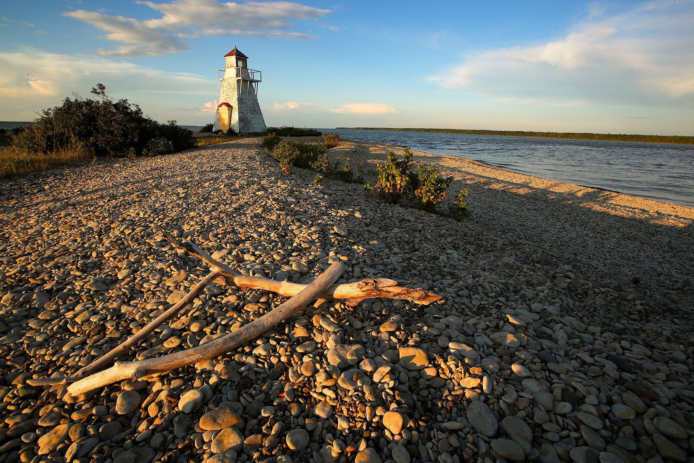 Ein Leuchtturm vor dem Horizont des Hecla Grindstone Provincial Parks