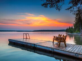 Den Sonnenaufgang bewundern am Clear Lake im Riding Mountain National Park in Manitoba