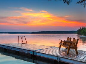 Den Sonnenaufgang bewundern am Clear Lake im Riding Mountain National Park in Manitoba