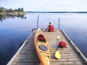 Steg im Nutimik Lake Campground im Whiteshell Provincial Park, Manitoba