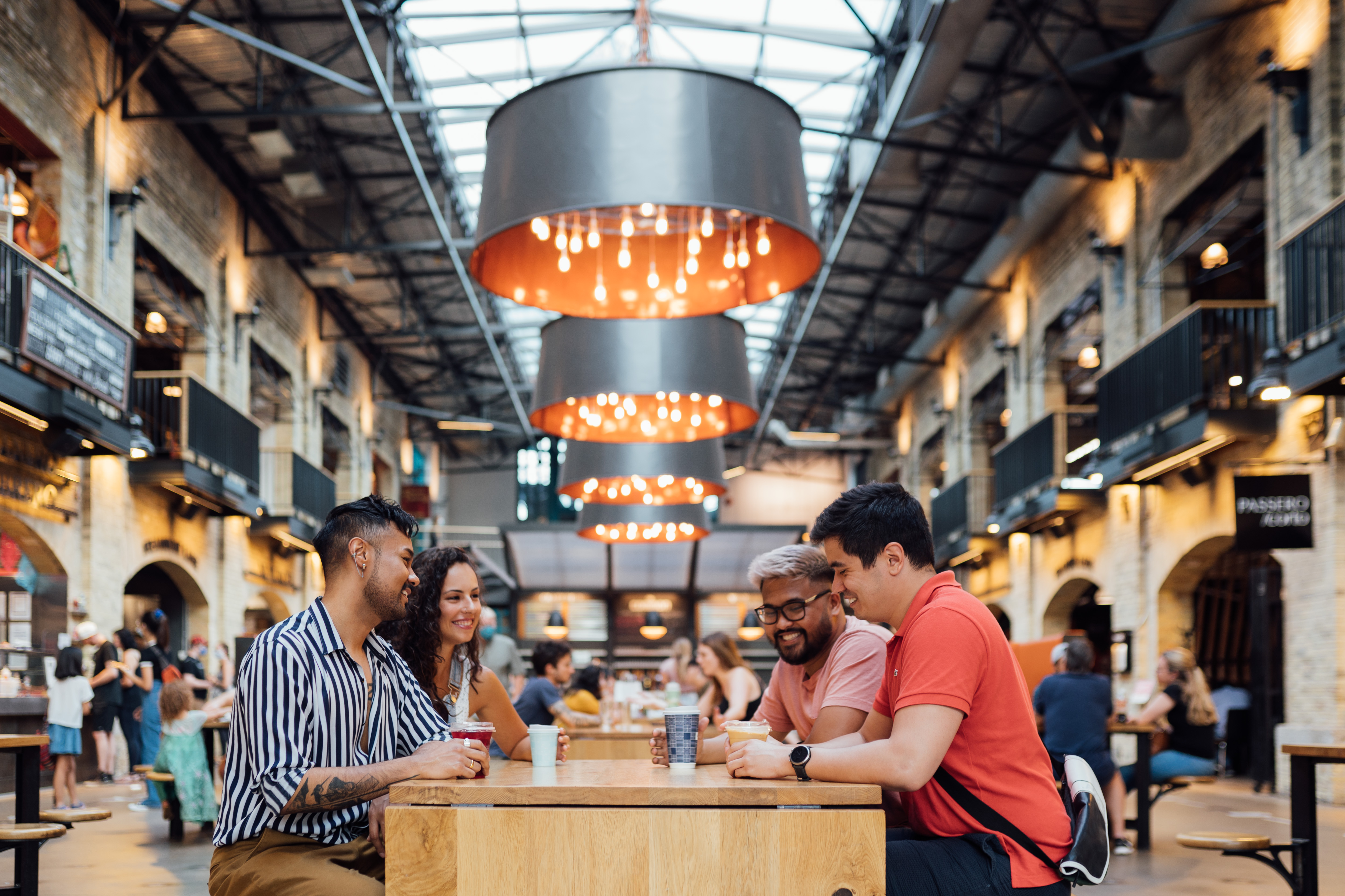 Freunde beim Schlemmen im The Forks Market