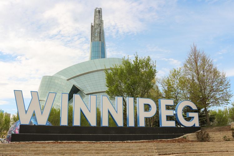 Der Blick auf die Markthalle The Forks mit Winnipeg-Schriftzug, Manitoba