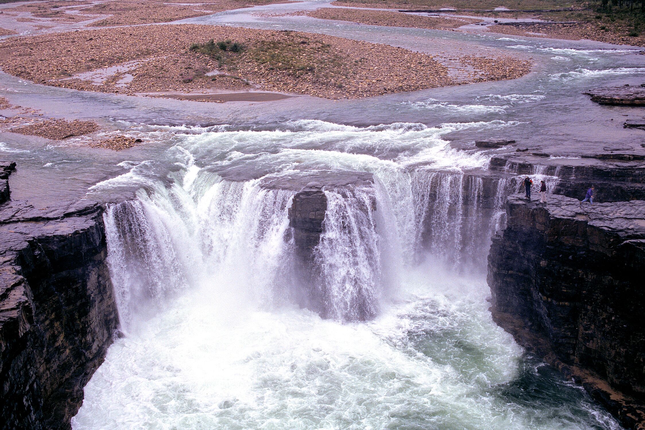 regionen/kanada/nordregionen/northwestterritories/allgemein/carcajou-falls-2.cr2247x1497-0x0